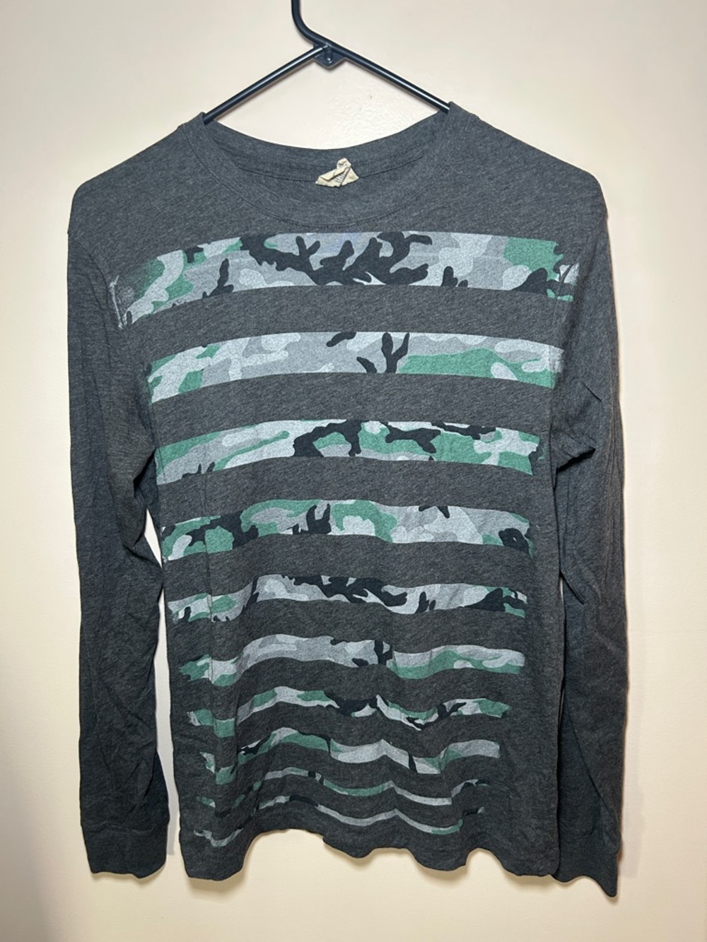 Hybrid Men's Charcoal Gray Long-Sleeve with Green Camo Stripes small